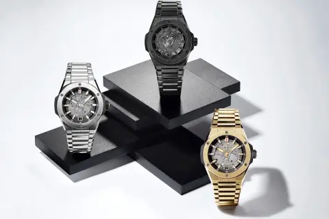 Tres relojes de lujo, uno plateado, uno negro y uno dorado, exhiben la elegancia del **Big Bang reloj**.