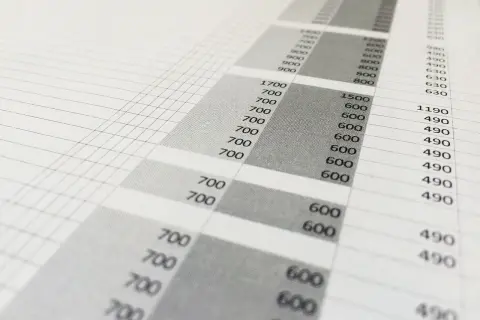 Zbliżenie na arkusz kalkulacyjny Excel z widocznymi liczbami i siatką.