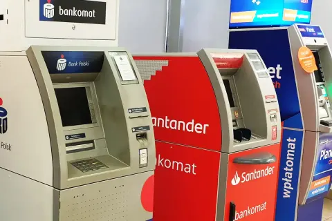 Bankomaty i wpłatomaty różnych banków, w tym Santander i Bank Polski, gotowe do przyjęcia Twoich pieniędzy.
