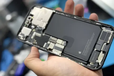 Wymiana baterii iPhone 12: objawy, koszty i najlepsze serwisy