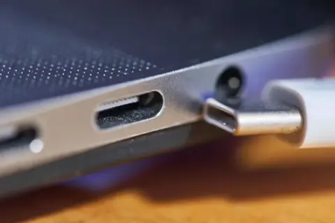 Nahaufnahme eines USB-C-Anschlusses an einem Laptop, bereit zum Aufladen oder zur Datenübertragung.