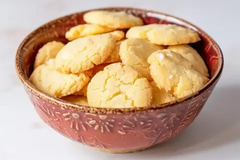 En skål med hembakade småkakor, perfekta att baka i stekpanna på spisen.