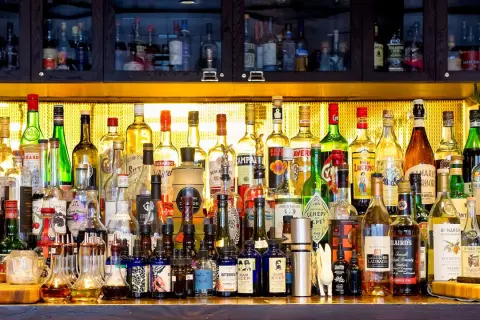 Wiele butelek alkoholu na barze. Czy na lotnisku można pić alkohol? Tutaj znajdziesz odpowiedź i wiele opcji do wyboru.