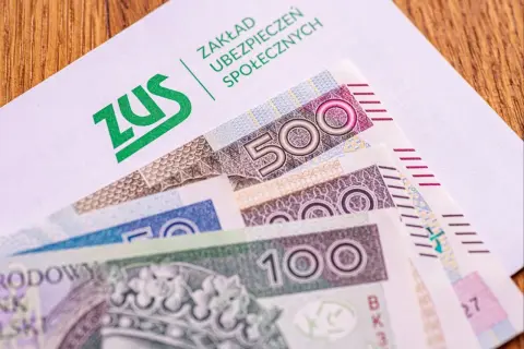 ZUS i polskie banknoty 100, 200, 500 zł. To może być kapitał początkowy na start działalności.