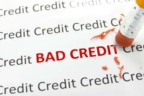 Gumka do mazania usuwa napis "BAD CREDIT" z białej kartki.