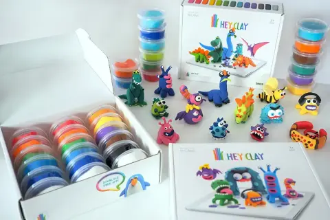 Zestaw piankoliny Hey Clay z dinozaurami i potworkami. Kolorowe masy do tworzenia własnych postaci.