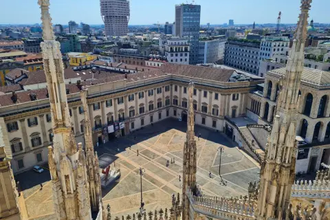 Blick vom Mailänder Dom auf die Piazza. Ein perfekter tagesausflug milan mit Blick auf historische Gebäude und moderne Wolkenkratzer.