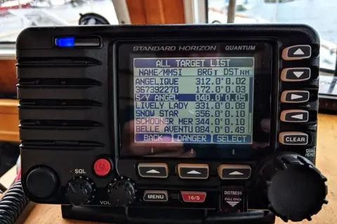 Un transponder AIS mostra una lista di bersagli con nomi, MMSI e distanze. Utile per capire cos'è un transponder e come funziona in navigazione.