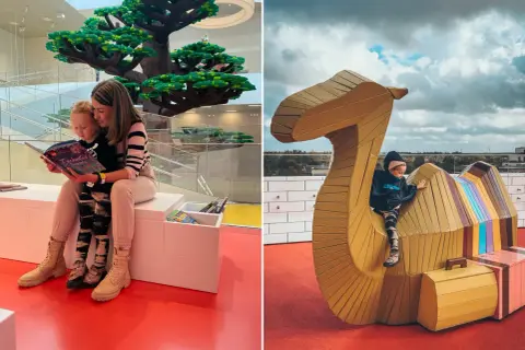 Dzieci bawią się w Lego House w Danii. Na lewo mama czyta książkę dziecku pod wielkim drzewem z klocków. Na prawo dziecko wspina się na wielbłąda z klocków.