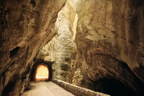 Sentiero scavato nella roccia, un tunnel naturale che porta alla luce. Il passo della forra è un'avventura geologica.