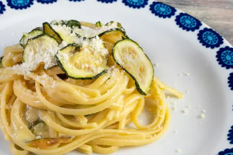 Makaron linguine z cukinią i parmezanem, danie jak z włoskiej trattorii, smakuje wybornie.