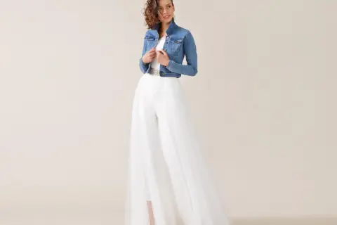 Brautkleid mit Jeansjacke kombinieren: Ein modernes Braut-Outfit mit Tüllhose und Jeansjacke.