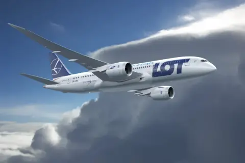 Dreamliner LOT-u, jedne z najlepszych linii lotniczych, wznosi się ponad chmurami.