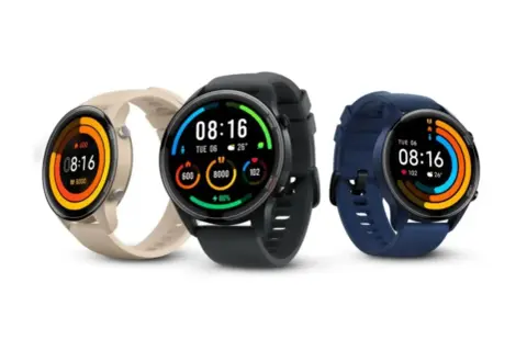 Trzy smartwatche: beżowy, czarny i granatowy. Każdy mi watch revolve pokazuje godzinę 08:16, datę, temperaturę i aktywność.