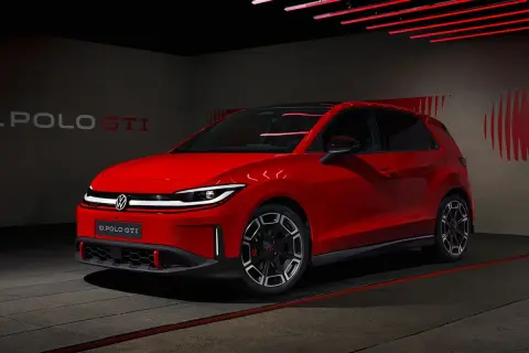 En röd elbil, en ID. Polo GTI, står i ett mörkt garage med röda ljusdetaljer.