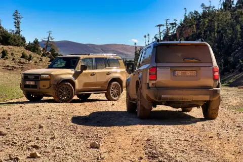 Dwa nowe Toyota Land Cruiser 2024 na pustynnym szlaku, gotowe na przygodę.