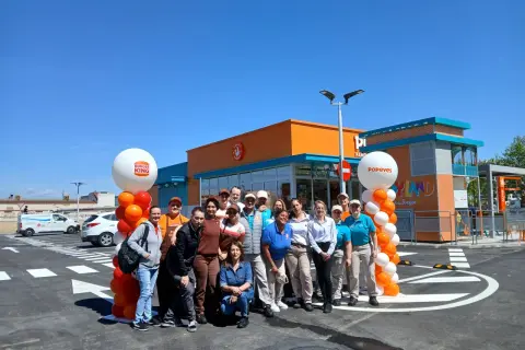 Equipo de Popeyes Zaragoza celebra la apertura. ¡Listos para servir el mejor pollo frito!