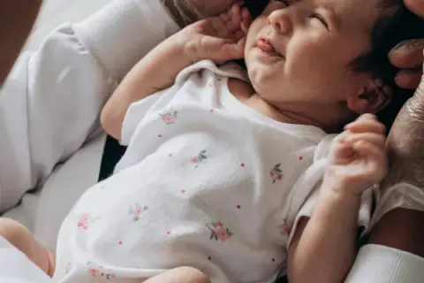 Kiedy pierwsza wizyta z noworodkiem u pediatry? Pełny przewodnik!