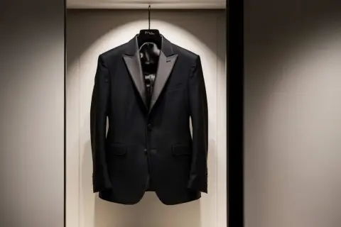 Elegantes Sakko mit Satin-Revers, perfekt, um einen schwarzen Anzug zu kombinieren.