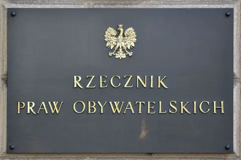 Tablica z godłem Polski i napisem "Rzecznik Praw Obywatelskich". To miejsce, gdzie można szukać pomocy, gdy naruszane są prawa obywatelskie.