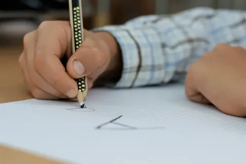Pedagog szkolny wychowawcą? Przepisy, ryzyka i korzyści