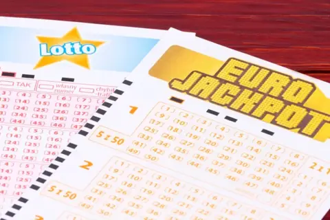 Kupony Lotto i Eurojackpot. Zastanawiasz się, ile za dwie liczby w Eurojackpot? Sprawdź pola do zaznaczenia.