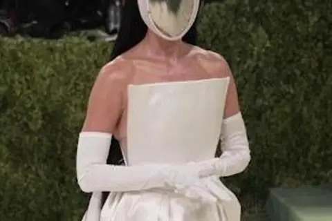 Katy Perry al Met Gala con un abito bianco futuristico e maschera argentata.