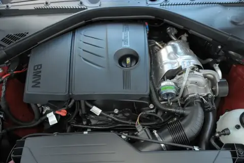 Silnik BMW 118d z turbosprężarką TwinPower Turbo.