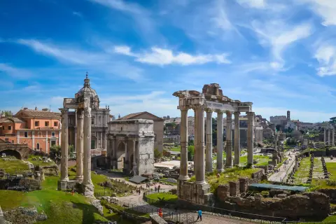 Antike Ruinen im Forum Romanum, Rom. Man fragt sich, wie viele Tage man hier verbringen kann, um alles zu erkunden.
