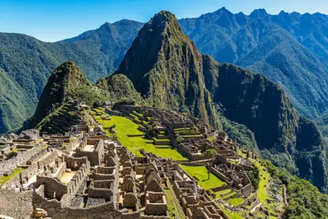 Machu Picchu, gdzie jest? To starożytne miasto Inków w Andach, Peru, otoczone zielonymi górami i błękitnym niebem.