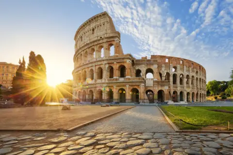 Colosseum i Rom badar i solljus. Visste du colosseum fakta att det kunde rymma upp till 80 000 åskådare?
