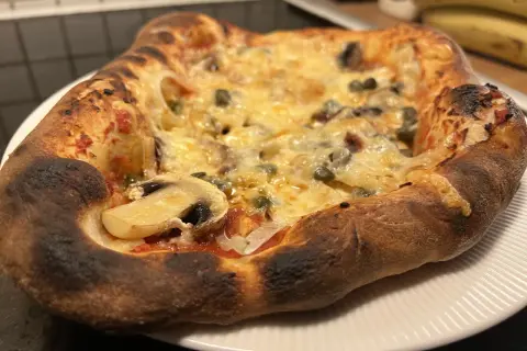 En nybakad pizza med svamp och kapris, perfekt för ett mysigt kvällsmål. Detta är ett fantastiskt pizza recept!