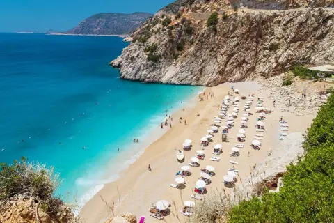 Piękna plaża z turkusową wodą i leżakami, idealne miejsce na wakacje. Alanya atrakcje zachwycają!