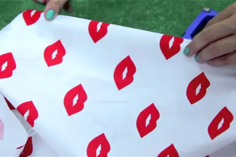 Pokrowiec na walizkę DIY: Uszyj sam, wyróżnij bagaż i oszczędź!