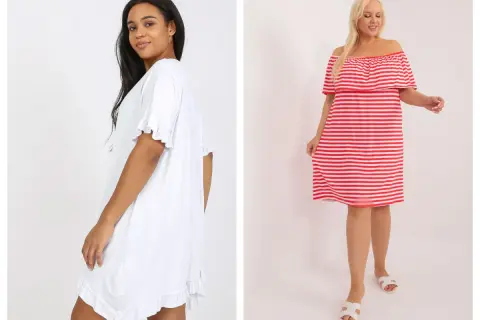 Dwie kobiety w sukienkach plus size: jedna w białej z falbankami, druga w czerwono-białe paski.
