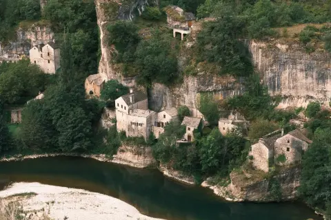 Villages perchés sur les falaises, un rêve pour visiter les gorges du Tarn en 3 jours.