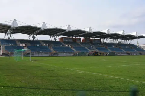 Pusta trybuna i zielona murawa stadionu Siarki Tarnobrzeg.