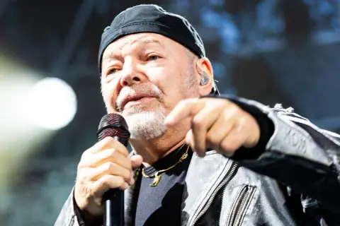 Vasco Rossi canta con passione, puntando il dito. I suoi testi, come "non mi va", risuonano potenti.