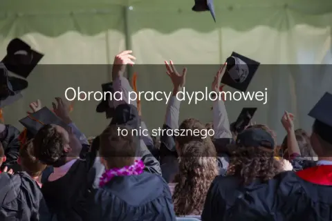 Studenci w togach rzucają birety w powietrze. To prezentacja na obronę pracy dyplomowej, która nie jest niczym strasznym!