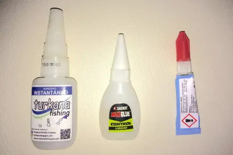 Trois tubes de colle instantanée, dont un "turkana fishing", prêts à l'emploi. Le temps de séchage Loctite est rapide.