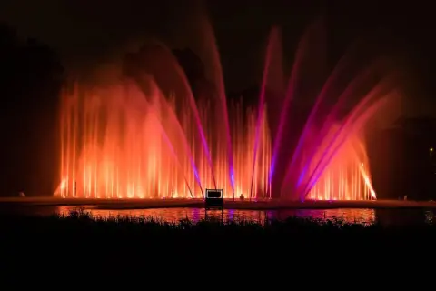 Spektakuläre Wasserlichtkonzerte in Orange und Pink tauchen die Nacht in ein magisches Licht. Diese faszinierenden Fotos zeigen die Kraft des Wassers.