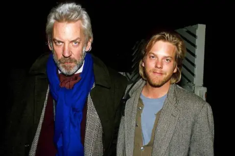 Donald Sutherland mit seinem Sohn Kiefer. Ein Vater-Sohn-Moment, der die Familiengeschichte der Donald Sutherland Kinder widerspiegelt.