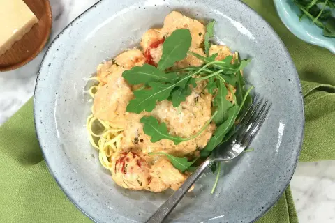 Lax pasta i krämig sås med crème fraiche, toppad med ruccola. En härlig rätt med smak av hav.