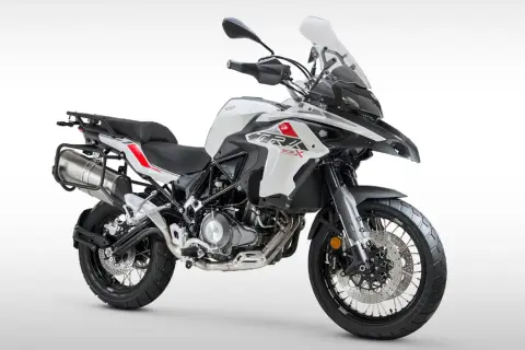 Biały motocykl turystyczny Benelli TRK 502X. Zastanawiasz się, jakie prawo jazdy na motor 250? Ten model wymaga kategorii A2.