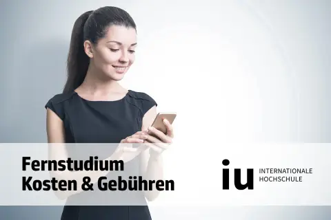Junge Frau mit Pferdeschwanz blickt lächelnd auf ihr Smartphone. Text: Fernstudium Kosten & Gebühren. Logo: IU Internationale Hochschule.