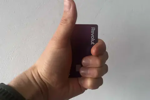 Kciuk w górę z kartą Revolut. Czy revolut to bank? To pytanie zadaje sobie wielu użytkowników.
