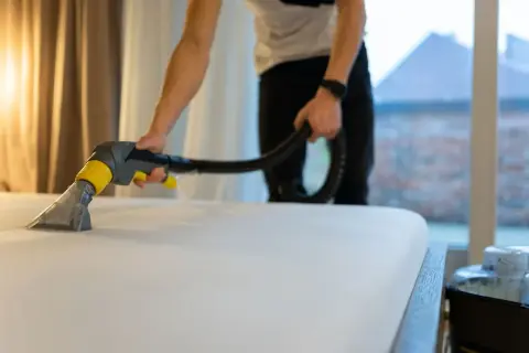 Me han llamado para limpiar el colchón. Un profesional usa una aspiradora especial para eliminar manchas y suciedad, dejando la cama impecable.