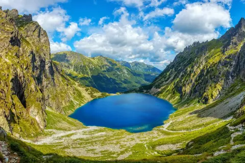 Morskie Oko, Tatry. Ciekawostki o tym jeziorze zachwycają. Otoczone szczytami, z błękitną wodą, zaprasza do odkrywania.