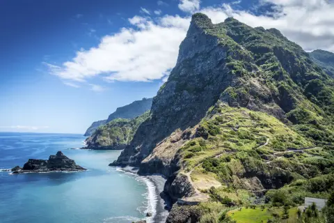 Paysage spectaculaire de Madère, avec ses falaises verdoyantes plongeant dans l'océan bleu. Idéal pour savoir quand partir à Madère.
