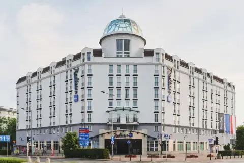 Elegancki Radisson Blu Sobieski Hotel Warsaw z charakterystyczną szklaną kopułą.